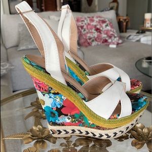 Chase and Chloe Woman floral wedge.